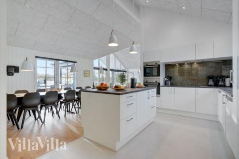 Køkkenet i luksushus nr. 520 er udstyrret, så I let kan lave mad til 18 personer.