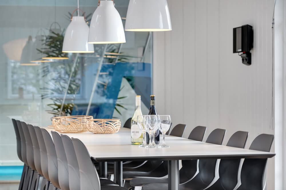 Det store lyse opholdrum i luksushus nr. 520 til 18.