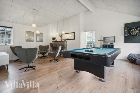 Luksushus 520 til 18 personer byder på et stort aktivitetsrum med bl.a. billard og dart