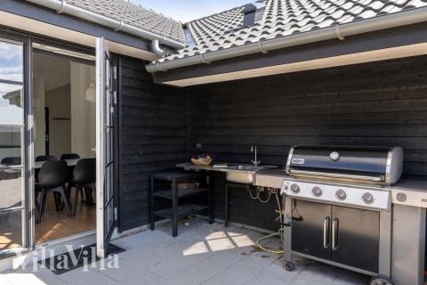 Nyd en grillaften på terrassen i luksushus nr. 520 i Sydjylland