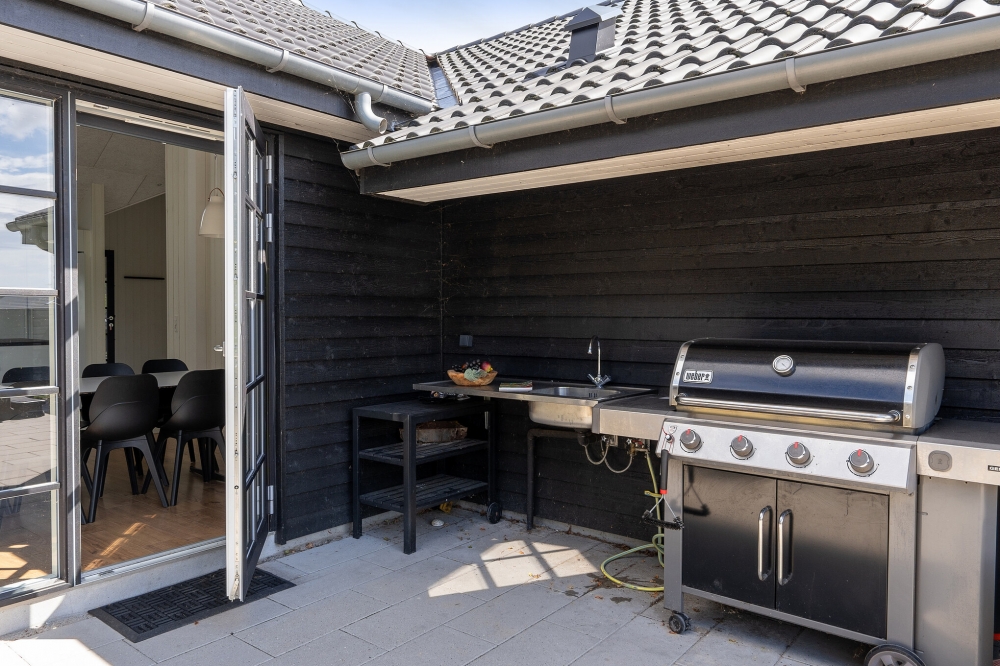 Nyd en grillaften på terrassen i luksushus nr. 520 i Sydjylland