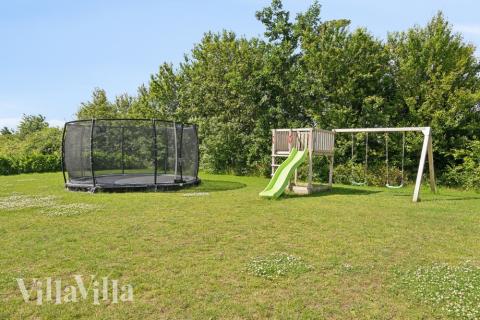 I det attraktive aktivitesrum i luksushus nr. 520 i Sydjylland  er der masser af udendørs aktiviteter, f.eks. legetårn og gynge