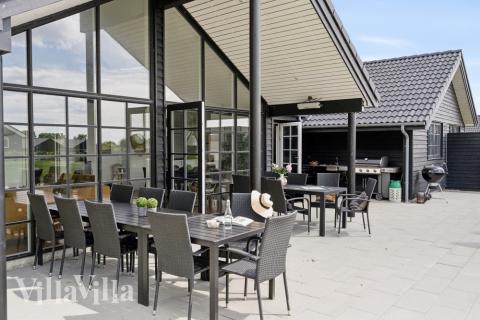 På terrassen i sommerhus nr. 520 er der plads til 18 personer.