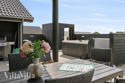 Luksushus nr. 520 har en dejlig terrasse med gode havemøbler til 18 personer.