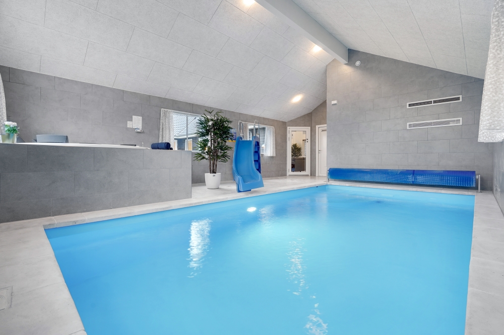 Sommerhus 532 er indrettet med en lækker poolafdeling med vandrutsjebane, dejlig stor indbygget spabad og sauna
