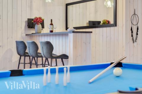 Ud over de mange timer, man kan bruge i husets pool-afdeling, så byder luksushus 532 også på billard/bordtennis og dart