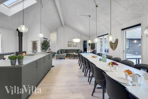 I kan sagtens side 20 personer sammen i sommerhusets opholdsrum, når I besøger luksushus 532 i Lolland/Falster/Møn.