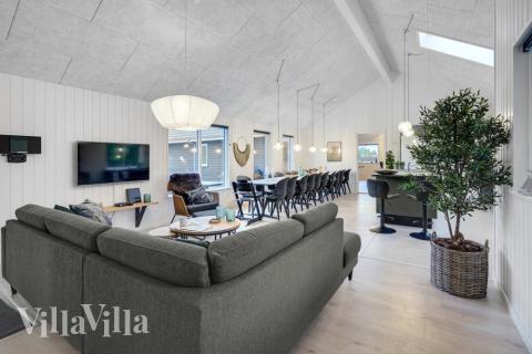 Det store lyse opholdrum i luksushus nr. 532 til 20.