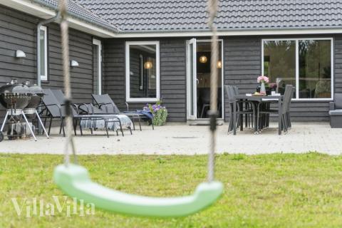 På terrassen i sommerhus nr. 532 er der plads til 20 personer.