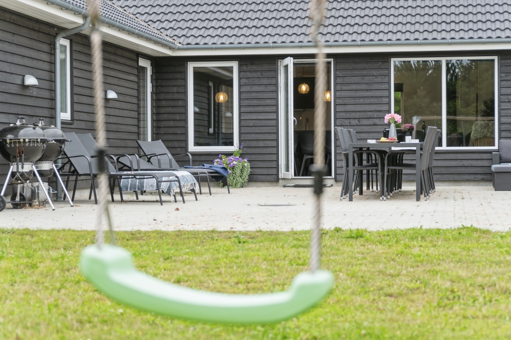 På terrassen i sommerhus nr. 532 er der plads til 20 personer.