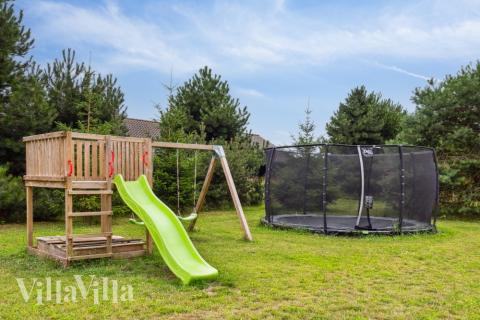 I det attraktive aktivitesrum i luksushus nr. 532 i Lolland/Falster/Møn  er der masser af udendørs aktiviteter, f.eks. legetårn og gynge