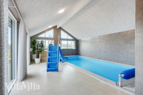 Den lækre pool i luksushuse nr. 530 til 26 personer