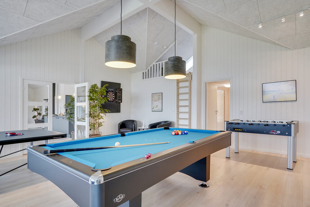 Ud over de mange timer, man kan bruge i husets pool-afdeling, så byder luksushus 530 også på billard/bordtennis og dart