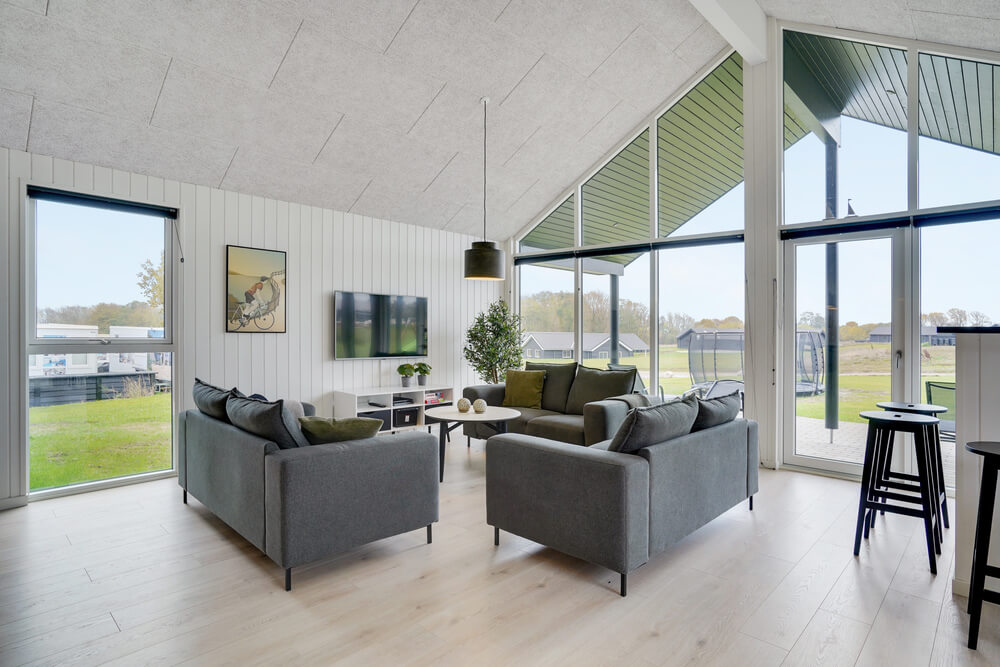 Der er mulighed for hygge i sommerhusets sofaarrangement, når I besøger luksushus nr. 530