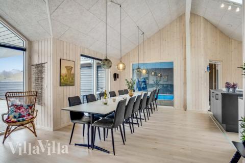 I kan sagtens side 16 personer sammen i sommerhusets opholdsrum, når I besøger luksushus 527 i Nordsjælland.