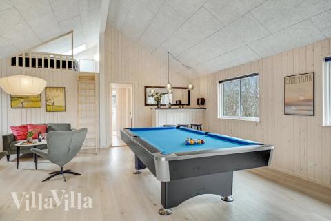 Aktivitetsrum i luksushus nr. 527 med 6 soveværelser og plads til 16 personer.