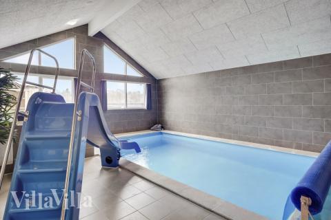 Den lækre pool i luksushuse nr. 527 til 16 personer