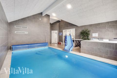 Sommerhus 527 er indrettet med en lækker poolafdeling med vandrutsjebane, dejlig stor indbygget spabad og sauna