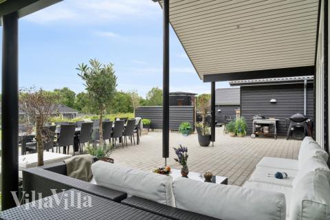 På terrassen i sommerhus nr. 527 er der plads til 16 personer.