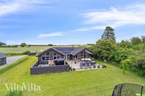 Dette skønne poolhus nr. 527 med plads til 16 personer ligger i Nordsjælland