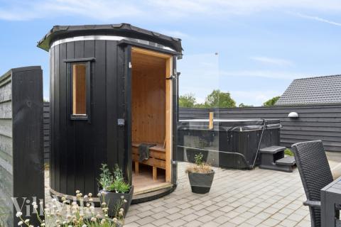 I det attraktive aktivitesrum i luksushus nr. 527 i Nordsjælland  er der masser af udendørs aktiviteter, f.eks. legetårn og gynge