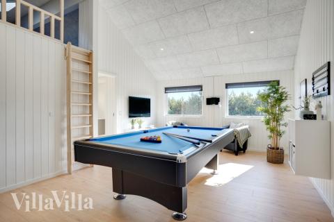 Luksushus 533 til 14 personer byder på et stort aktivitetsrum med bl.a. billard og dart