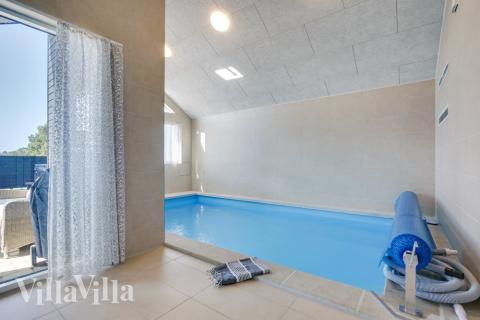 Sommerhus 533 er indrettet med en lækker poolafdeling med vandrutsjebane, dejlig stor indbygget spabad og sauna