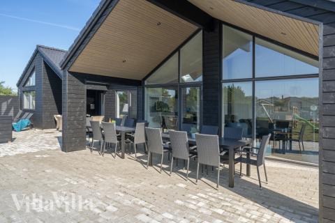 Luksushus nr. 533 har en dejlig terrasse med gode havemøbler til 14 personer.