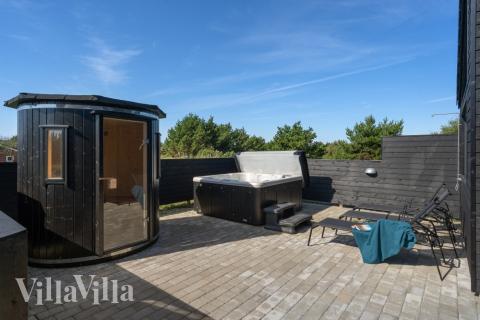 I det attraktive aktivitesrum i luksushus nr. 533 i Vestjylland  er der masser af udendørs aktiviteter, f.eks. legetårn og gynge