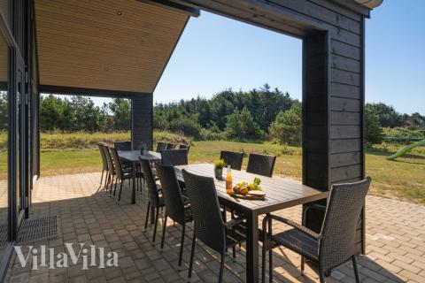 På terrassen i sommerhus nr. 533 er der plads til 14 personer.