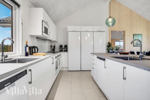 I luksushusets køkken findes alt, hvad I skal bruge til at lave mad til 20 personer. 