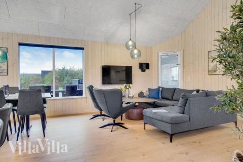 Sofaen i luksushus 529 i Nordjylland indbyder til brætspil eller at se en film sammen.