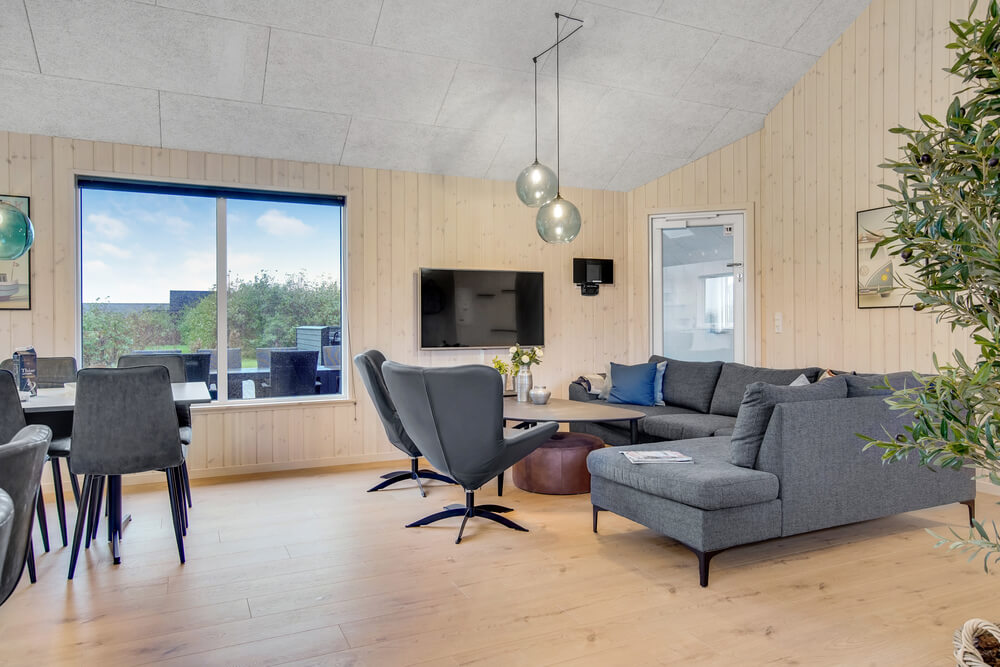 Sofaen i luksushus 529 i Nordjylland indbyder til brætspil eller at se en film sammen.