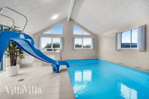 Sommerhus 529 er indrettet med en lækker poolafdeling med vandrutsjebane, dejlig stor indbygget spabad og sauna