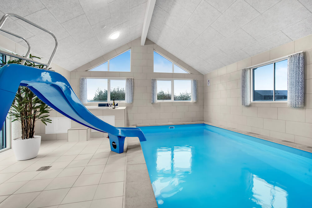Sommerhus 529 er indrettet med en lækker poolafdeling med vandrutsjebane, dejlig stor indbygget spabad og sauna