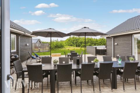 Nyd en grillaften på terrassen i luksushus nr. 529 i Nordjylland