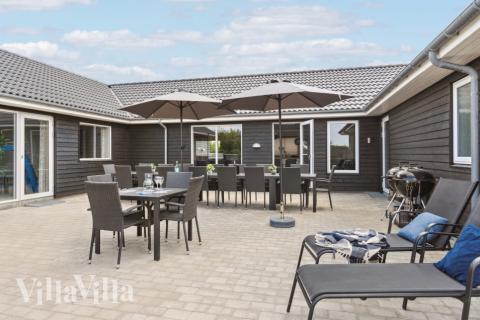 På terrassen i sommerhus nr. 529 er der plads til 20 personer.