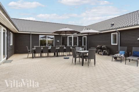 Luksushus nr. 529 har en dejlig terrasse med gode havemøbler til 20 personer.