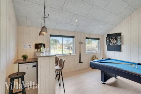 Luksushus 525 til 16 personer byder på et stort aktivitetsrum med bl.a. billard og dart