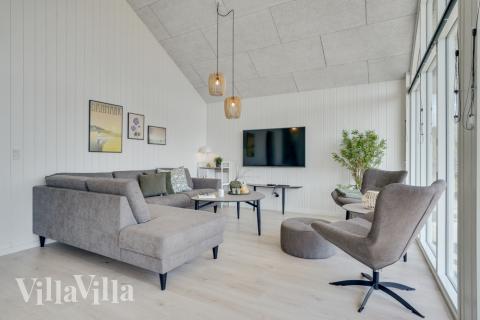 Der er mulighed for hygge i sommerhusets sofaarrangement, når I besøger luksushus nr. 525
