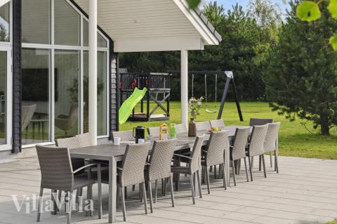 På terrassen i sommerhus nr. 525 er der plads til 16 personer.