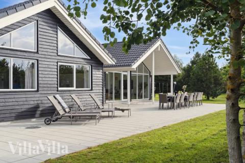 Nyd en grillaften på terrassen i luksushus nr. 525 i Lolland/Falster/Møn