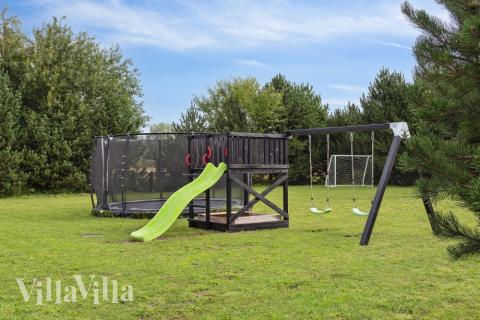 I det attraktive aktivitesrum i luksushus nr. 525 i Lolland/Falster/Møn  er der masser af udendørs aktiviteter, f.eks. legetårn og gynge