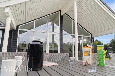 Stor terrasse ved luksushus nr. 525 i Lolland/Falster/Møn.