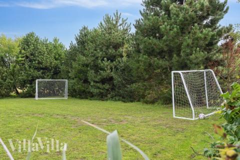 Ude-aktiviteter omkring sommerhus nr. 525.