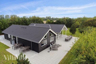 Dette skønne poolhus nr. 525 med plads til 16 personer ligger i Lolland/Falster/Møn