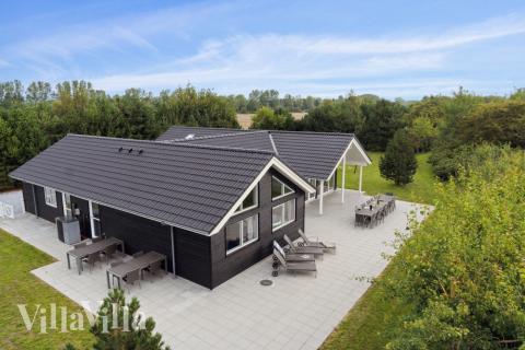 Dette skønne poolhus nr. 525 med plads til 16 personer ligger i Lolland/Falster/Møn