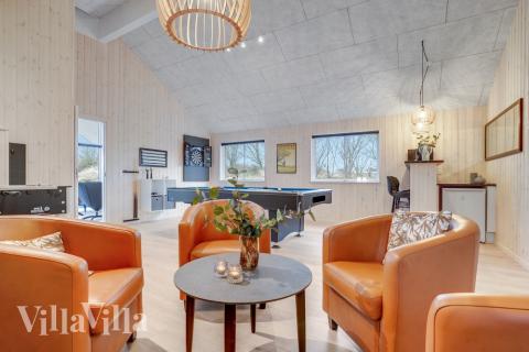 Dyst i sommerhusets aktivitetsrum, når I besøger luksushus nr. 524 i Sydjylland.