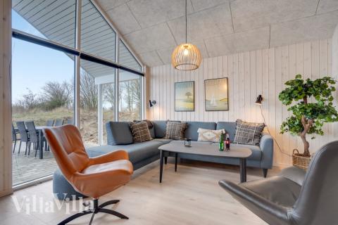 Der er mulighed for hygge i sommerhusets sofaarrangement, når I besøger luksushus nr. 524