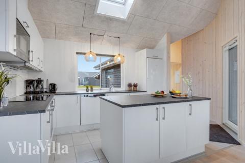 I luksushusets køkken findes alt, hvad I skal bruge til at lave mad til 16 personer. 